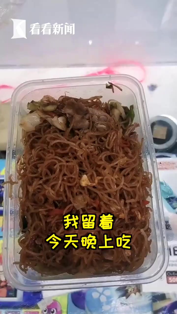 同款家庭地位!爸爸吃娘仨剩饭引发男同胞共鸣