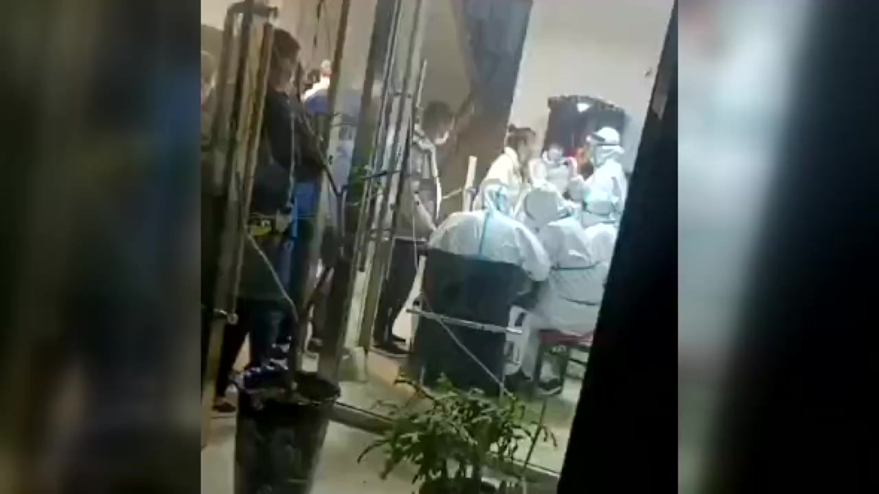 【辽宁营口鲅鱼圈区连夜进行核酸检测】5月14日晚,辽宁营口市鲅鱼圈区芦屯镇核酸检测现场。5