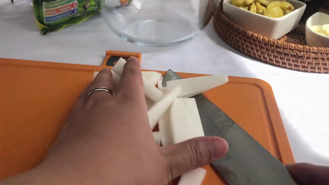爱妻食谱之酸辣爽口的泡椒萝卜 ????????超爱吃泡椒的我经常自己做泡椒凤爪,泡椒萝卜等。恰逢太太乐