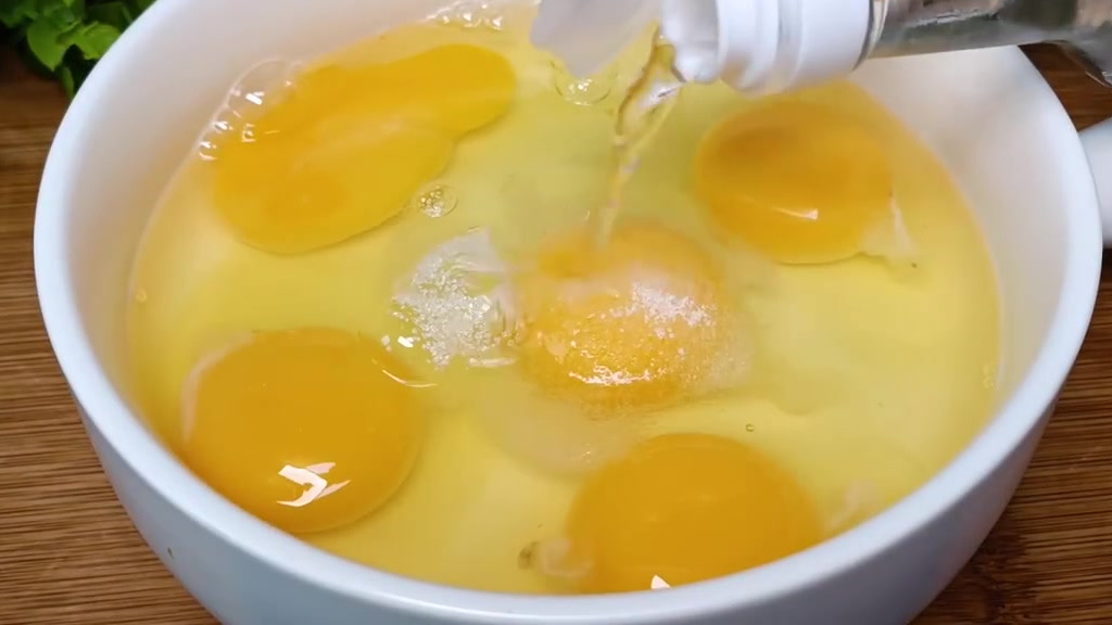青椒炒鸡蛋好多人都做错了,大厨教你几个小技巧,鲜香美味超下饭。