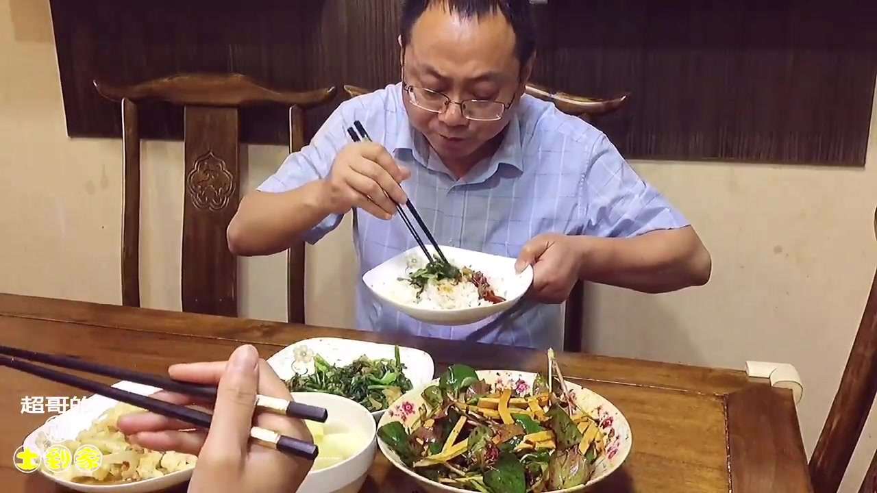 豆腐干拌侧耳根+炒青菜,超哥端起盘子吃饭