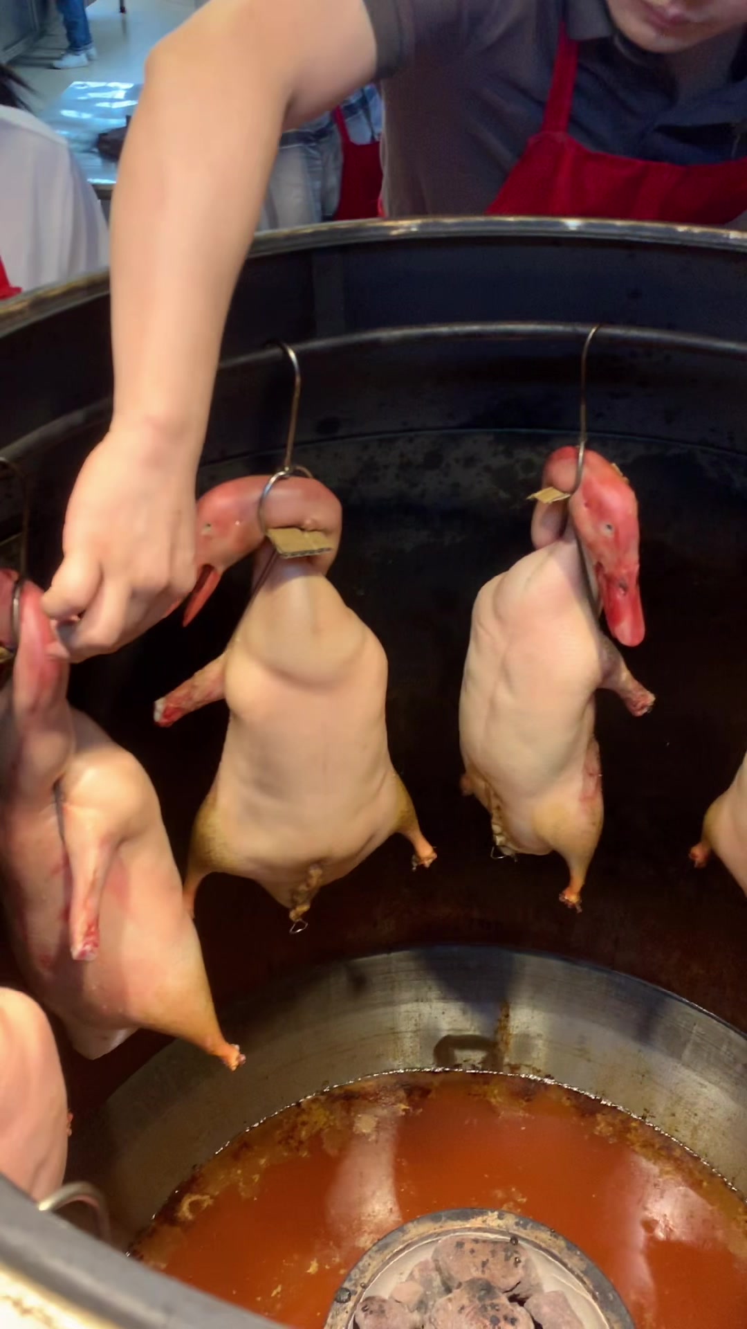 烧鸭入炉烧制过程