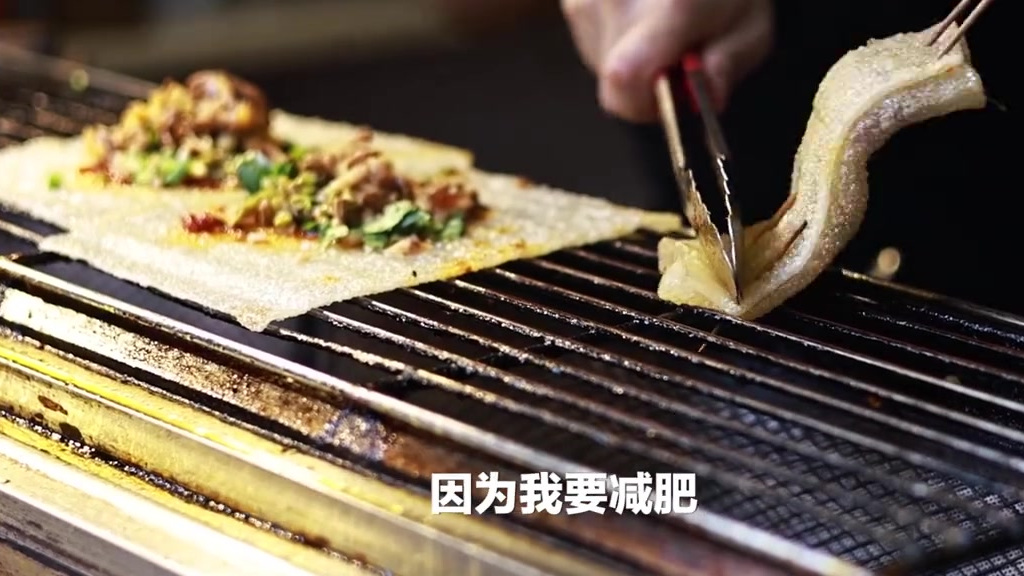 【95后英语老师手绘美食超逼真 曾有快递小哥将画中排骨认成真的】近日,四川成都,“95后”