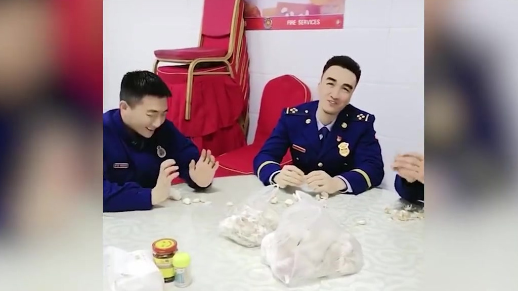 【食堂大妈变身消防队卧底 专门负责向家属汇报消防员近况】新疆乌鲁木齐,曲大姐是消防队的食堂