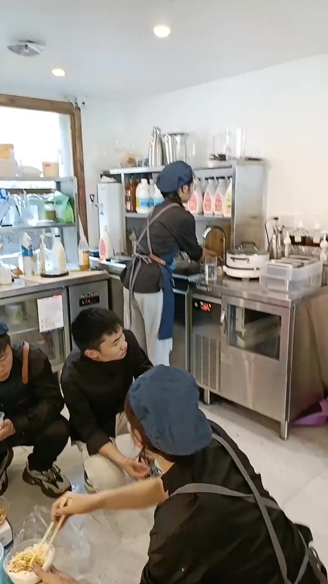 毕业来奶茶店上班,包吃包住两千五底薪,真不知道上大学学到了啥