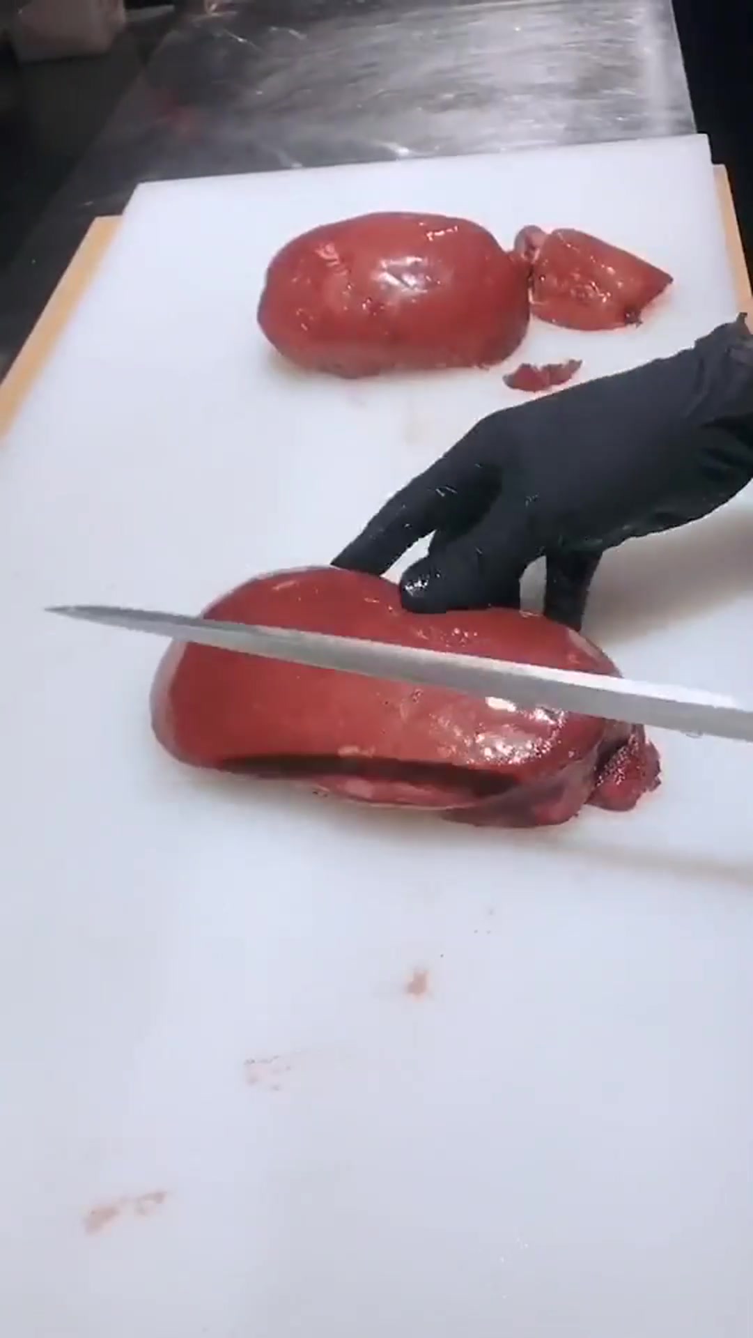 好大一只红酒鹅肝,趁老板娘不在,偷偷切点晚上和老婆一起吃!