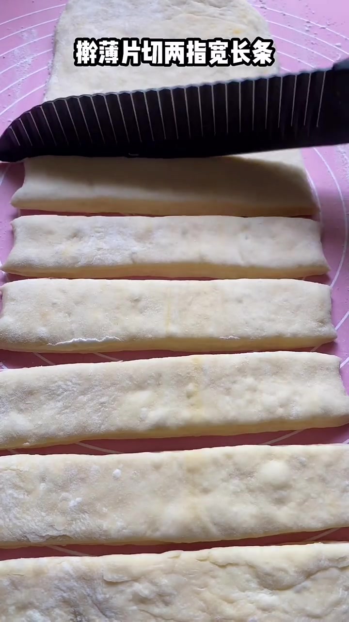 在家自己做油条,不要繁琐的步骤,只要油条粉和鸡蛋即可
