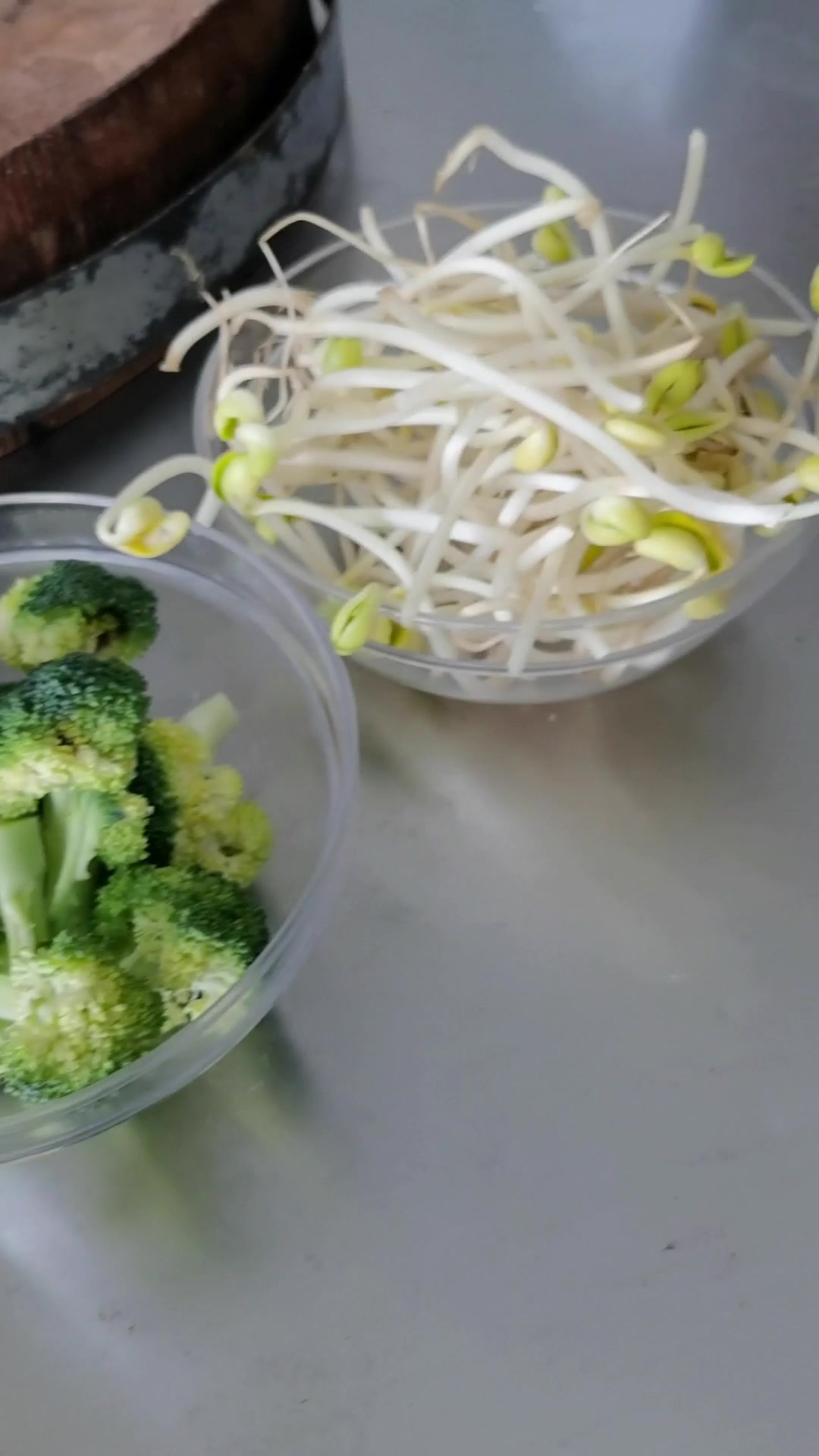 一个人的烤鱼饭,二个人的小店。带徒弟教技术。