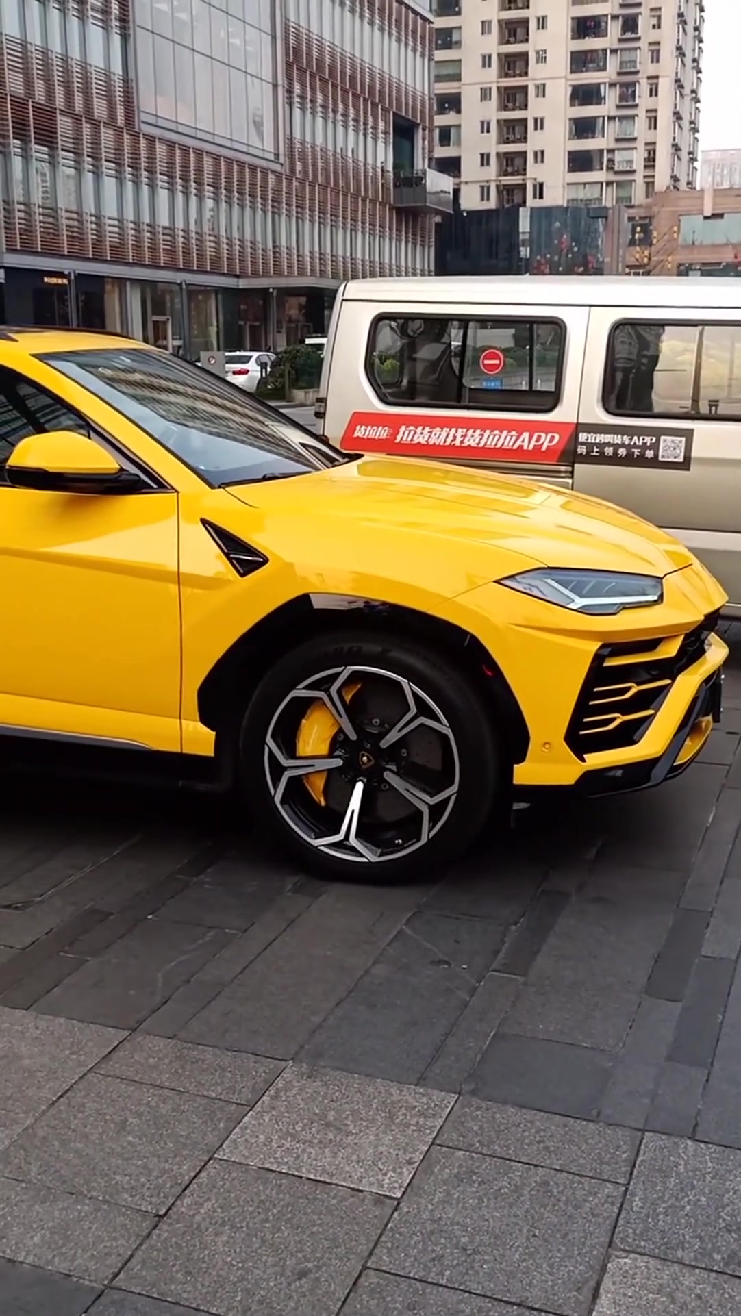 小姐姐开兰博基尼,带着闺蜜来购物,旁边面包车小哥哥羡慕不已