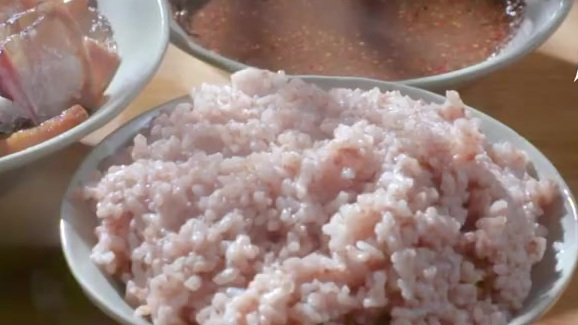 【白切烟熏腊肉纯享版】瑶家人日常开胃组合 将熏好的腊肉,用开水将黑色的表面刮洗干净,再放到