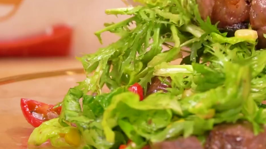 #美食推荐# 【健康清爽的牛肉粒沙拉了解一下】①准备苦菊、玉米、柠檬、圣女果切成合适大小;