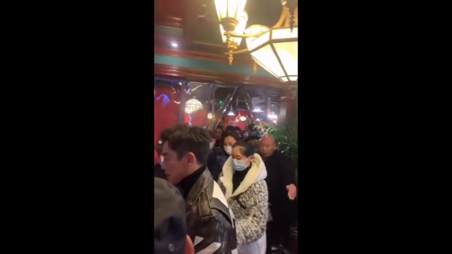 郑恺苗苗庆祝结婚一周年,晒对方吃牛肉面恩爱照片