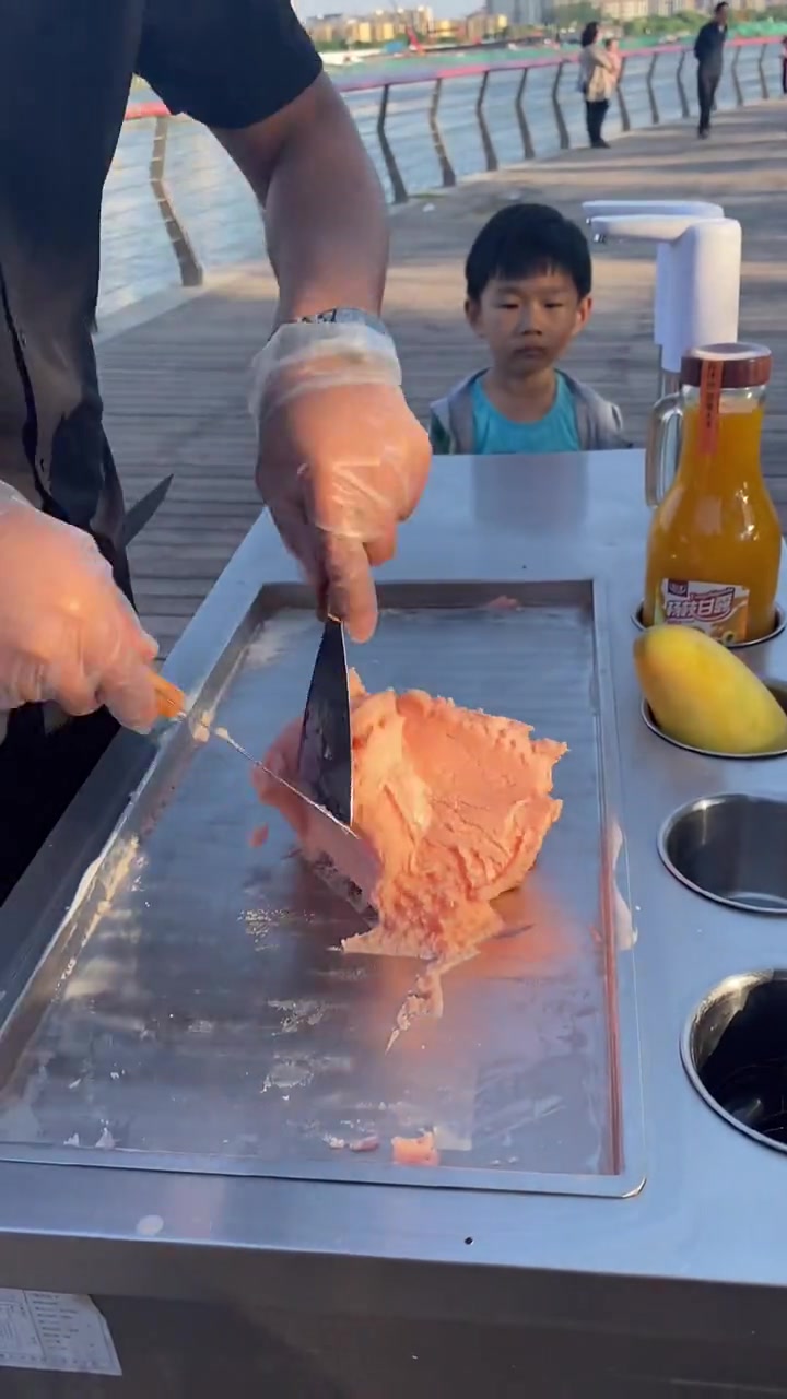 头次见这样炒酸奶,看到老板加的料时,没有个五六十拿不下来吧