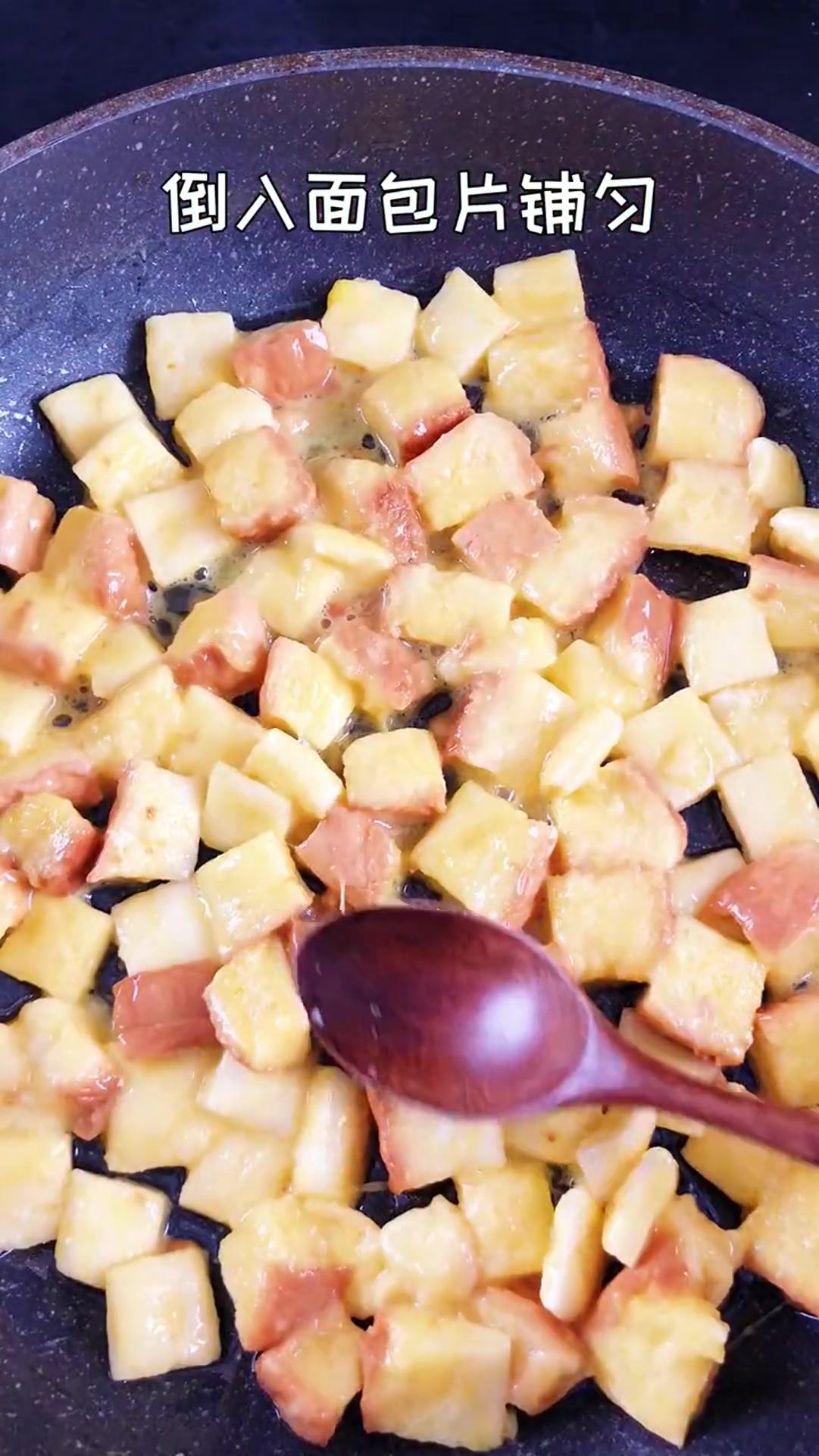 给她做最爱的披萨,满满的爱哦!