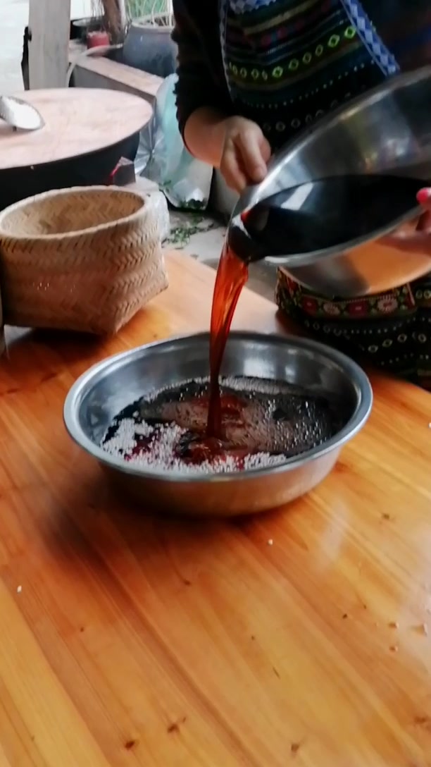 用植物煮出来的汁泡米,成为五色糯米饭的米 #百城映像#  壮族五色糯米饭的制作中的一个步骤