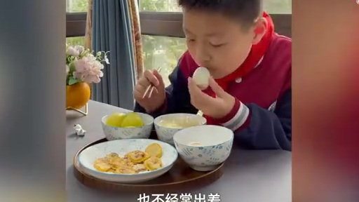 【儿子520感谢爸爸坚持4年做早饭,可以不放青椒和洋葱了吗?】据扬子晚报,江苏小学生小姚给