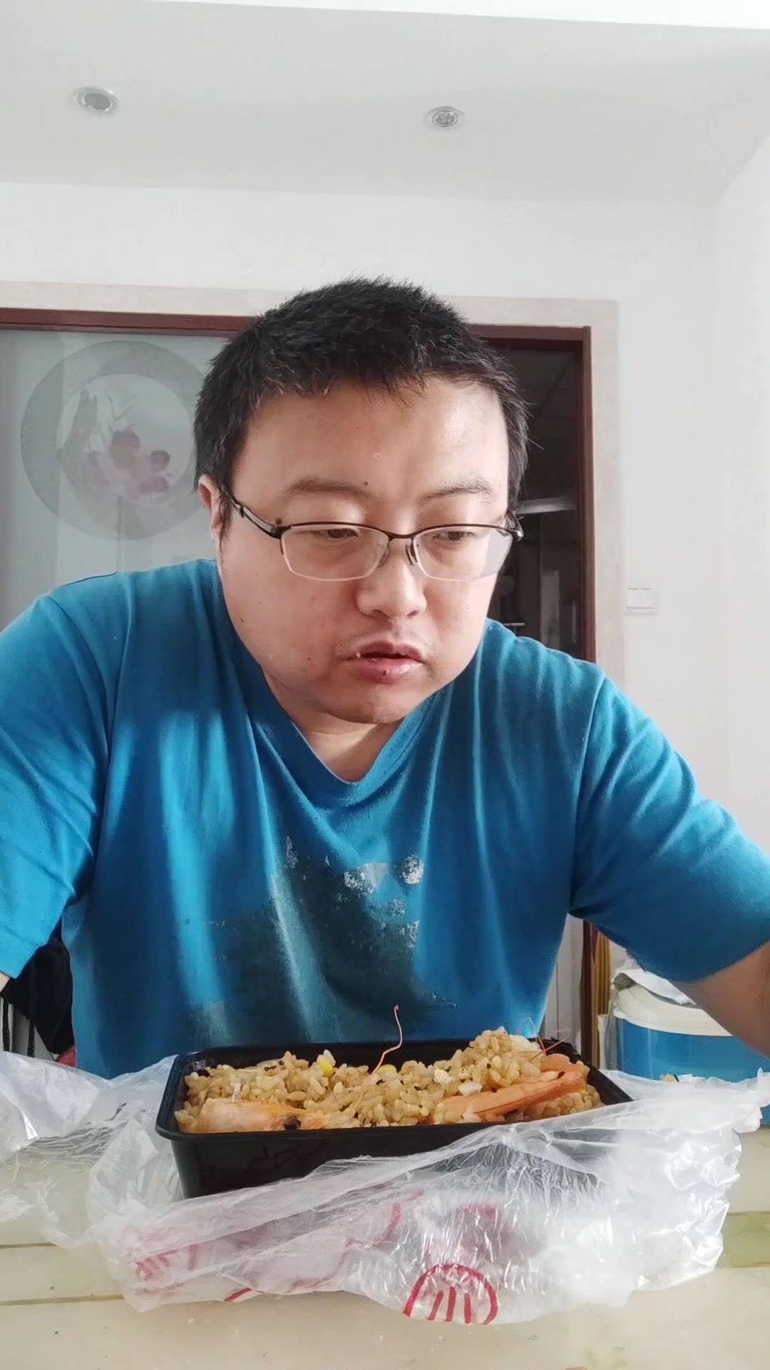 品尝大虾海鲜炒饭