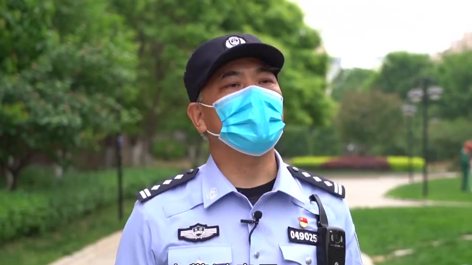 【假警察忽悠人 真警察上门拦截】近日,家住北京顺义的年轻女孩小李接到一位自称“民警”的人打