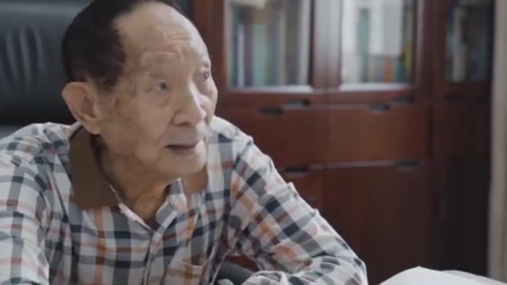 袁隆平曾梦见自己在稻穗下乘凉 “我毕生的追求就是让所有人远离饥饿。”他用自己的实际行动,践