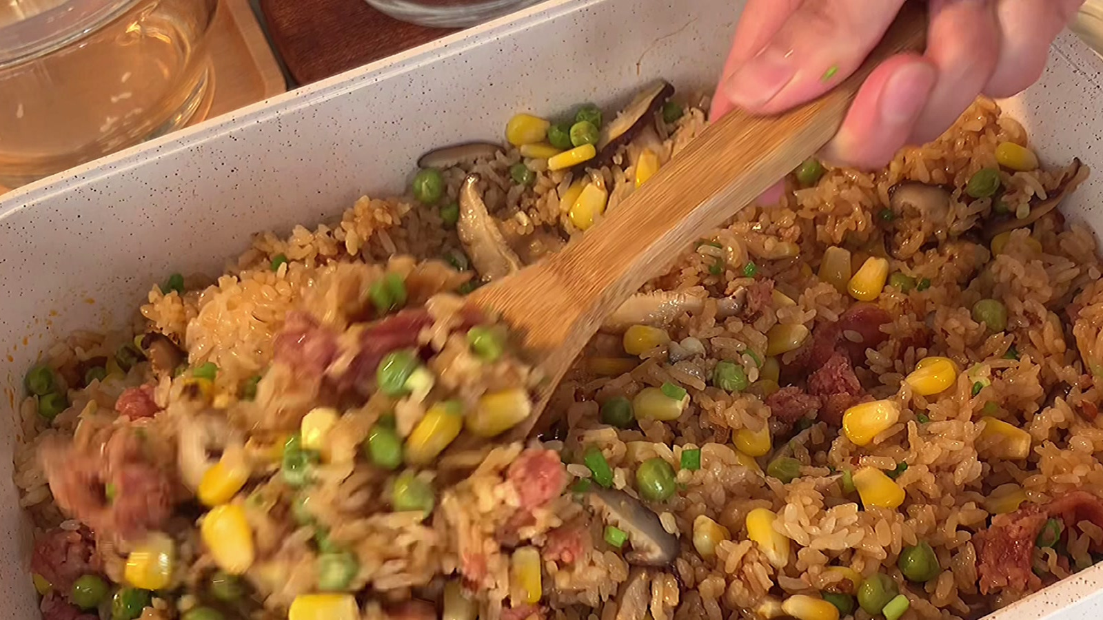 ????时蔬腊肠焖饭|灵魂老干妈腊肠焖饭 不想烧饭的时候焖一锅懒人版腊肠焖饭简单方便,既营养又好