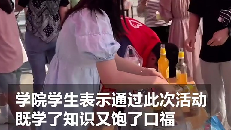【又是别人家的学校![色]高校举办龙虾节大锅装虾免费品尝  学生:通过活动学了知识又饱了口