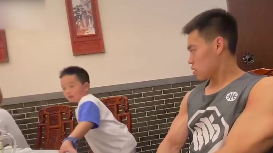 【萌娃见到肌肉猛男表情亮了:一瞪眼羡慕围观 撇嘴吓得直躲】近日,一名小朋友见到“肌肉猛男”