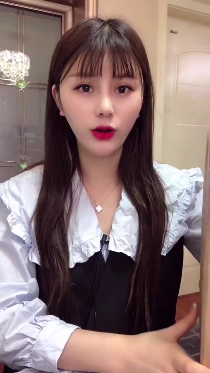 姑娘自制抹茶冰淇淋,瞧她的吃法真不错,你们觉得呢?