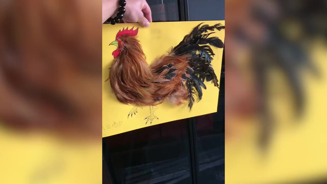 【爸爸给儿子做手工作业,突发奇想拔鸡毛画公鸡,成品逼真惊呆网友】近日,江苏宿迁。爸爸给幼儿