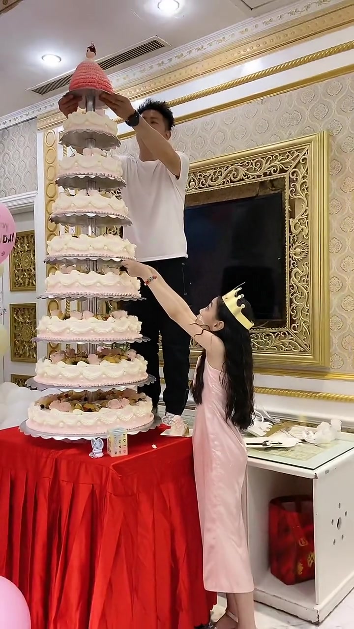 有钱人都这么铺张浪费吗?过生日买九层的蛋糕,你确定能吃得完