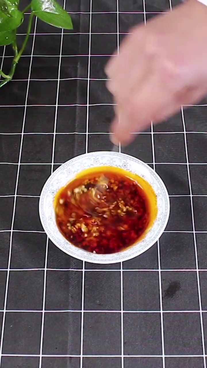 蒜泥白肉好不好吃主要在于料汁的调配!赶紧试试吧!