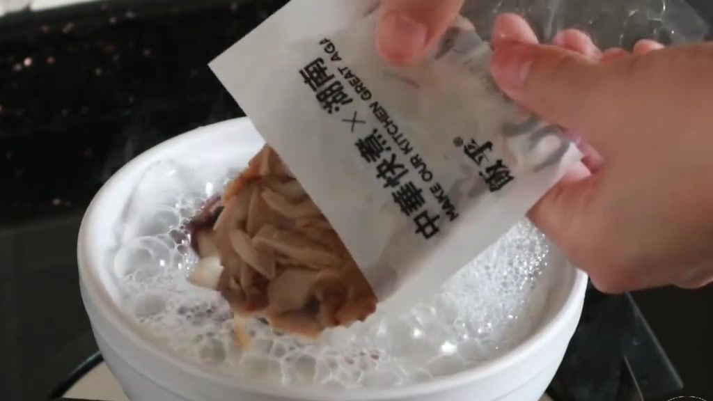 小白也能做的煲仔饭❗❗15分钟出锅❗ 饭乎的熏肉笋丝煲仔饭,味道超正的煲仔饭,加水就可以了