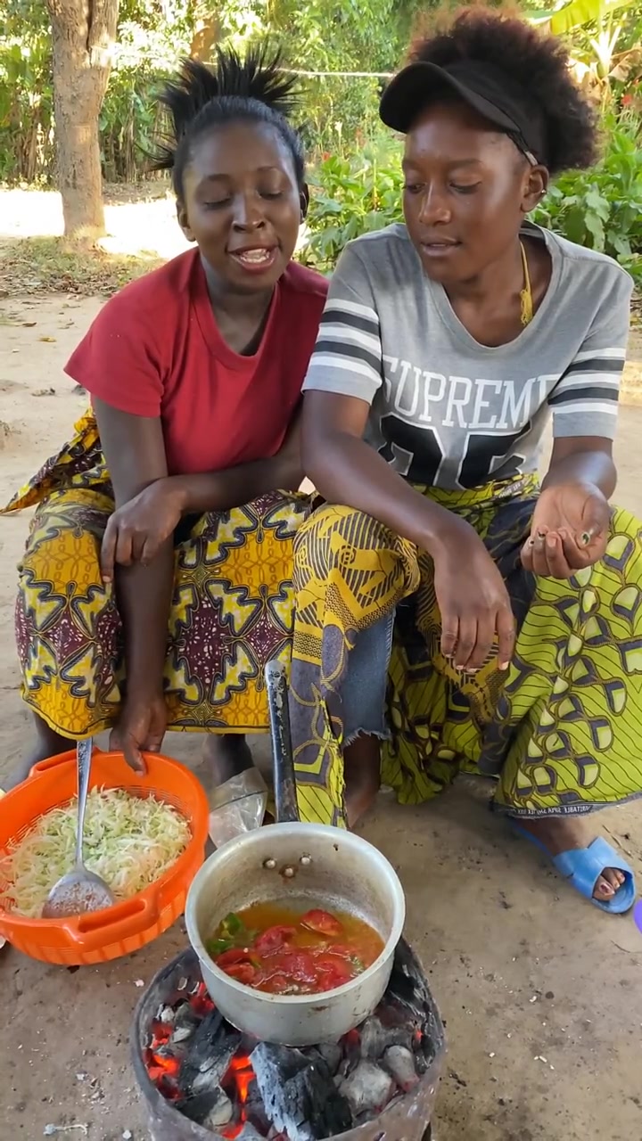 非洲女人在家里炒青菜,掀开锅盖的一瞬间,我真的有被馋到