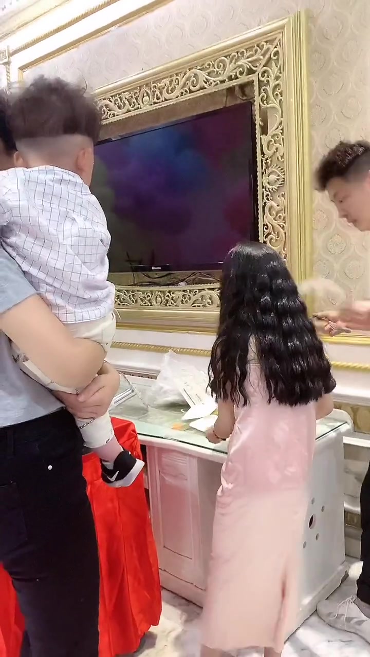 焱娃娃过生日,这个多层的蛋糕真绝了,家里花了不少钱吧?