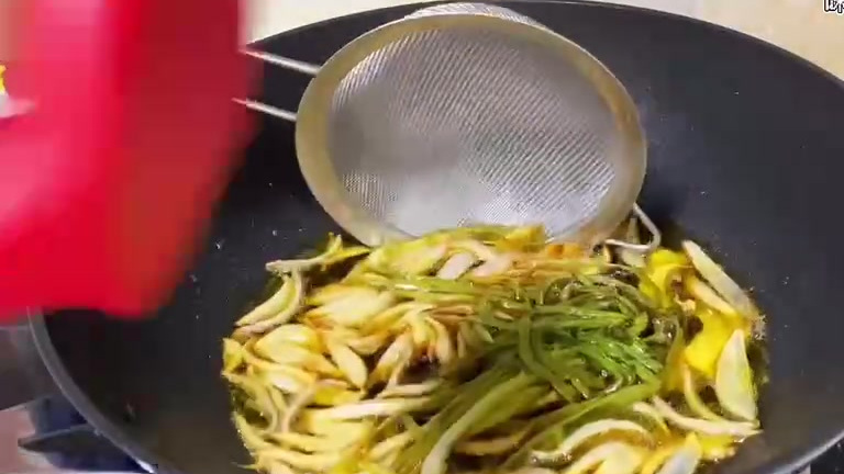 夏天第一口小龙虾!蒜蓉小龙虾拌面 有很多种小龙虾口味,蒜泥小龙虾、麻辣小龙虾、五香小龙虾、