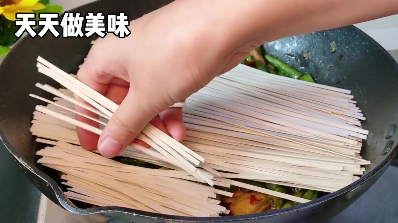 干面条这样做太美味了,比水煮好吃,比炒的简单,出锅3碗不够吃 