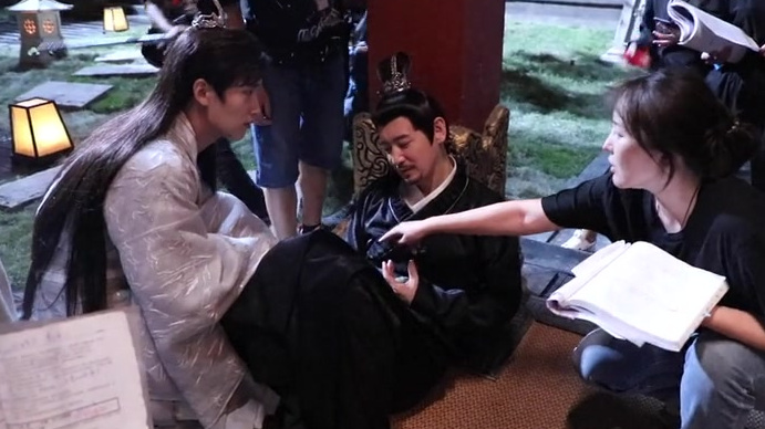#双世宠妃3#双世宠妃3花絮墨连城给小檀挑菜花,墨元隆在线拔刀,戏里一本正经,戏外全员沙雕