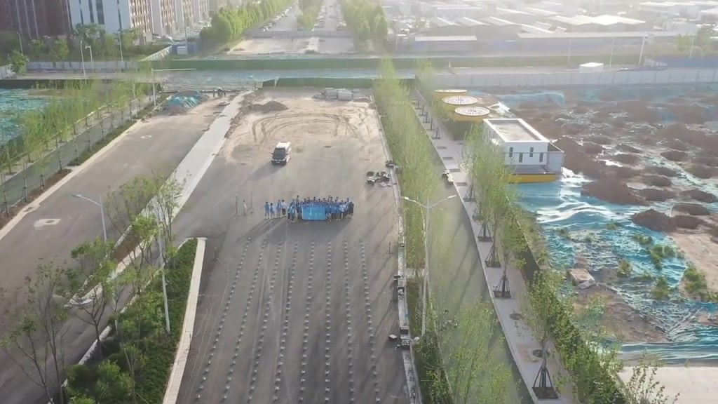【祝考生一飞冲天!河南大学生用800架无人机为高考加油】5月27日,河南郑州。河南机电职业