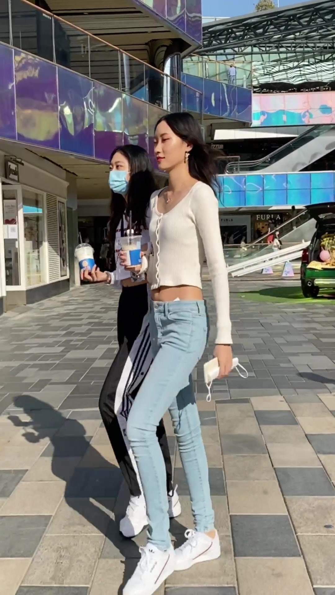 小姐姐拿的是52元一杯的奶茶吗!