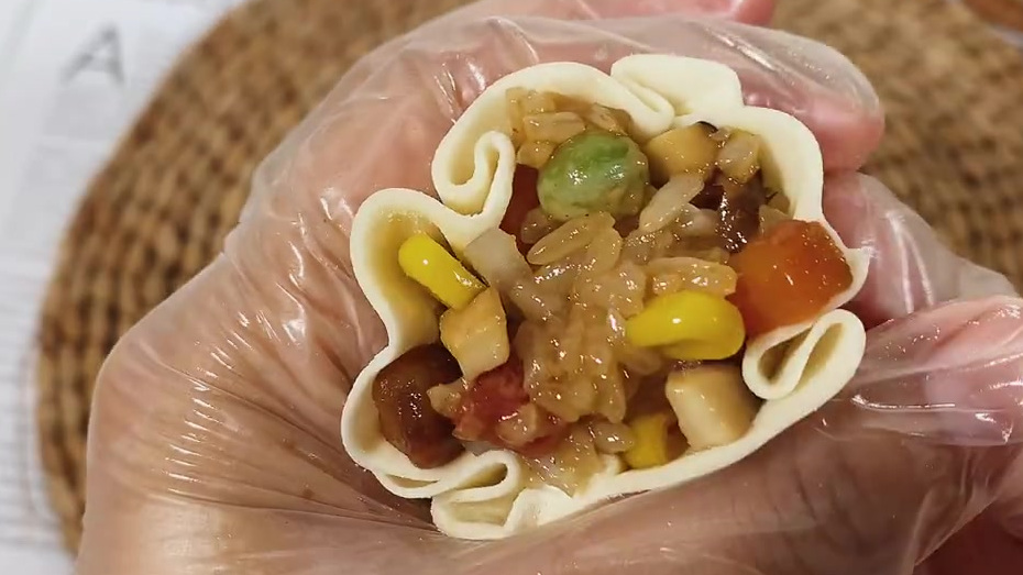 自己做的烧卖,皮薄馅大,鲜香软糯,一口咬下去,倍儿香!Via:桃子日食记