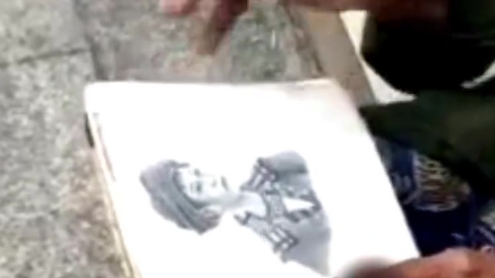 【拾荒老人休息时路边画素描[心]】云南河口,一位拾荒老人在休息时拿出画本与铅笔,安静坐在路