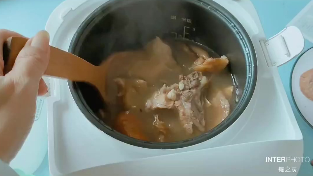 每天煲汤的快乐时光!最近天天下雨湿气太重了放点陈皮芡实一起煲,更健康&nbsp;#宅家美食日记#