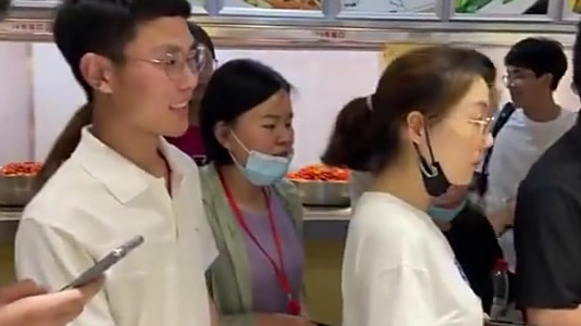 【南航食堂毕业季推出榴莲小龙虾】江苏南京航空航天大学为欢送毕业生,推出了毕业季龙虾节的活动