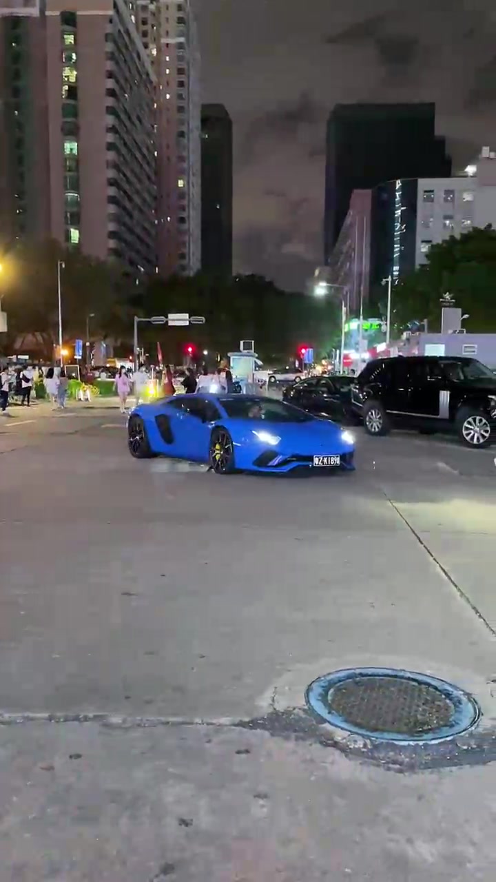 富豪开着兰博基尼,去喝奶茶,副驾驶才是路边小姐姐的梦想