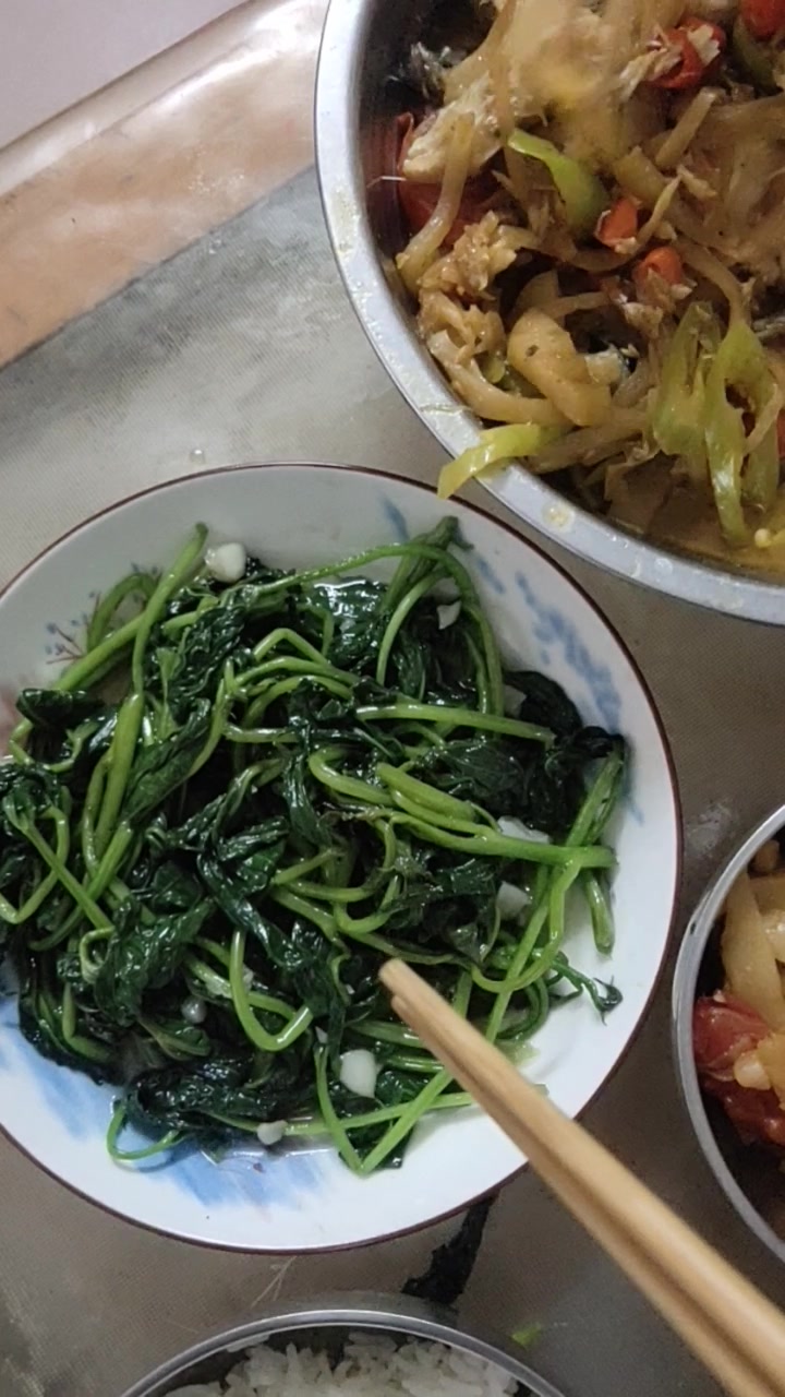 广西柳州特色酸笋鱼和炒红薯苗