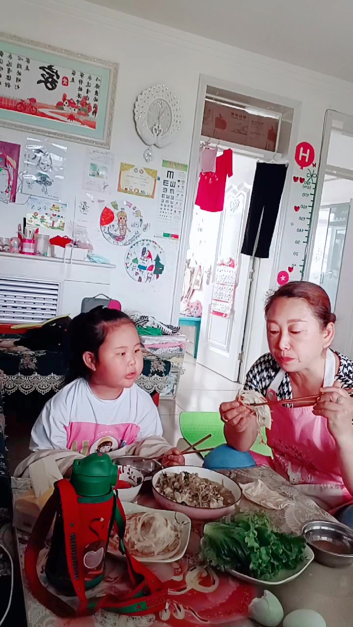 今天我和闺女炖个萝卜,豆腐虾皮,肉丝,自己烙的葱油饼太香了。