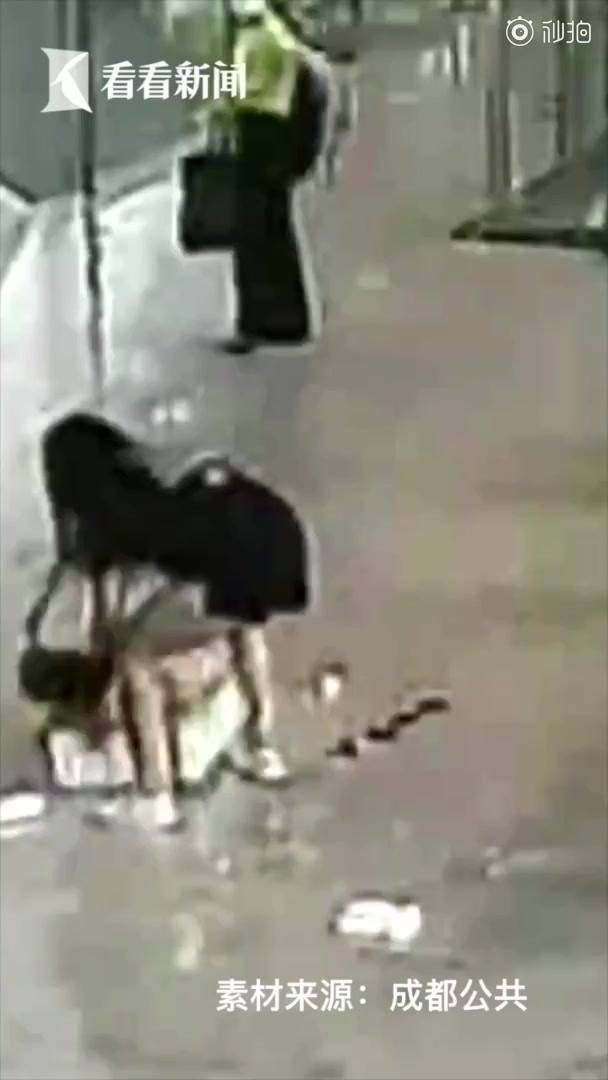【女子欲带活体小龙虾上车遭拒大闹火车站  最终被处以行政拘留】以案析法近日,成都铁路南充北