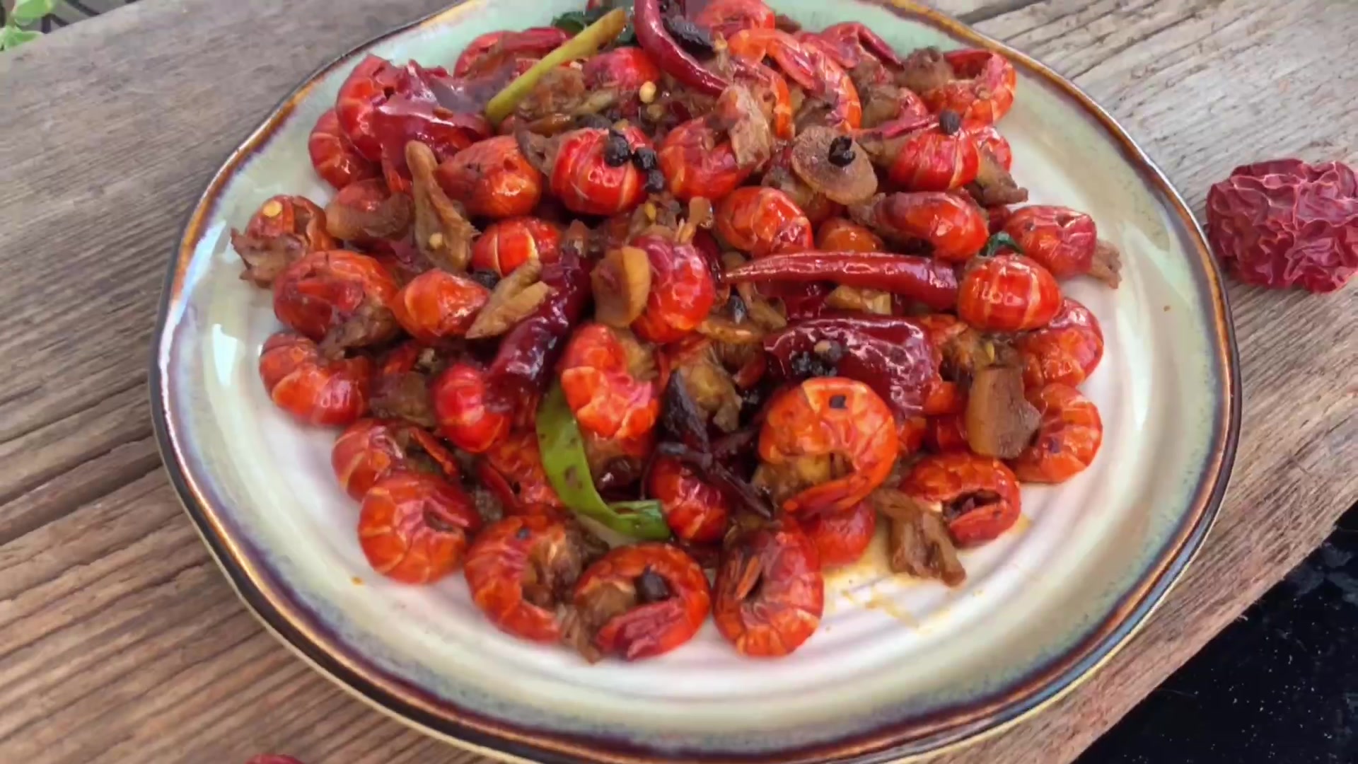 #美食# 在家怎么做出既简单又好吃的麻辣小龙虾,你只需准备这两种材料! 夏天跟小龙虾简直是