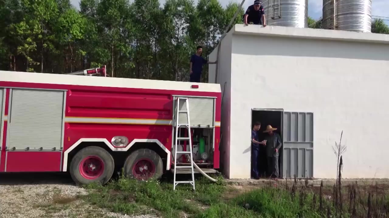 【养鸡场3万只鸡缺水 消防送10余吨水“解渴”】日前,广西宾阳县大桥镇一肉鸡养殖场的养殖户