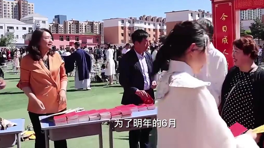 【内蒙古某中学举办汉服成人礼传承文化 寄寓美好】5月30日,内蒙古呼和浩特。呼和浩特第三十