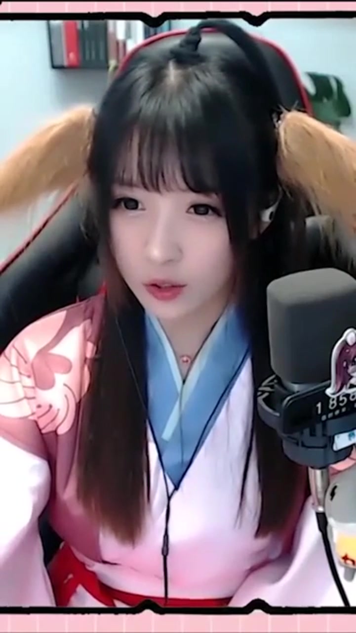 小女巫露娜COS涂山苏苏吃棒棒糖